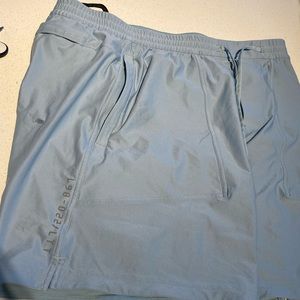Lululemon relaxed fit short - Large-